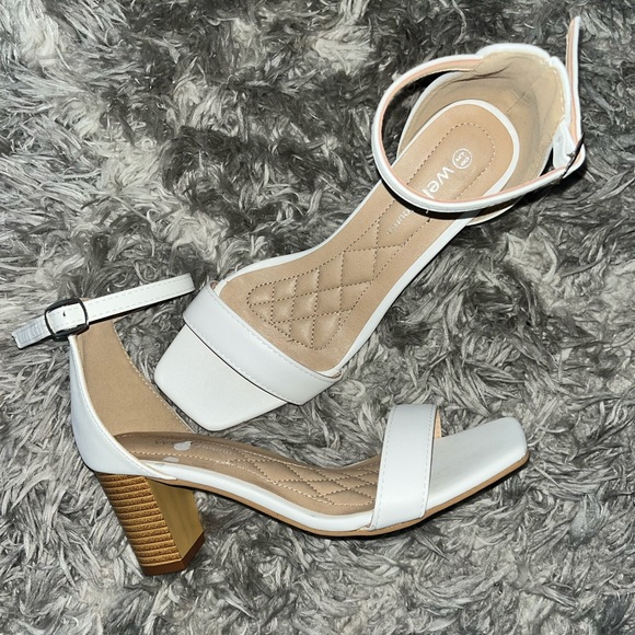 WHITE STRAP SANDALS 8.5 - Picture 4 of 6